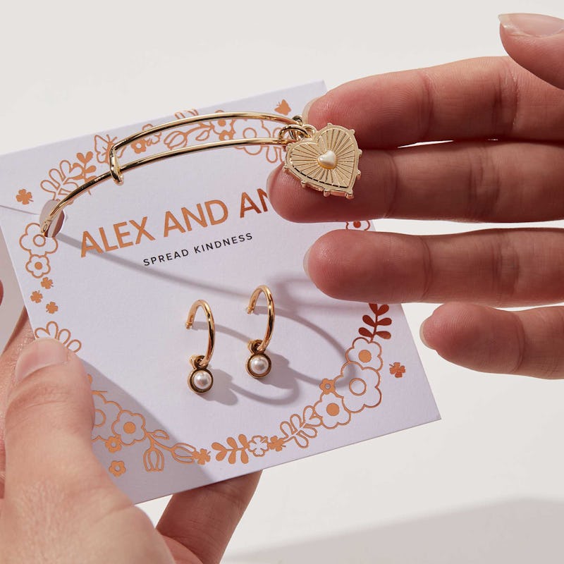     pearl-heart-charm-bangle-bracelet-and-earring-set-model-AA619222GSSG  3463 × 3463px  Shiny Gold
